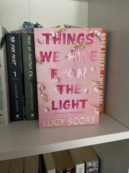 Things We Hide From The Light (avtorica Lucy Score)