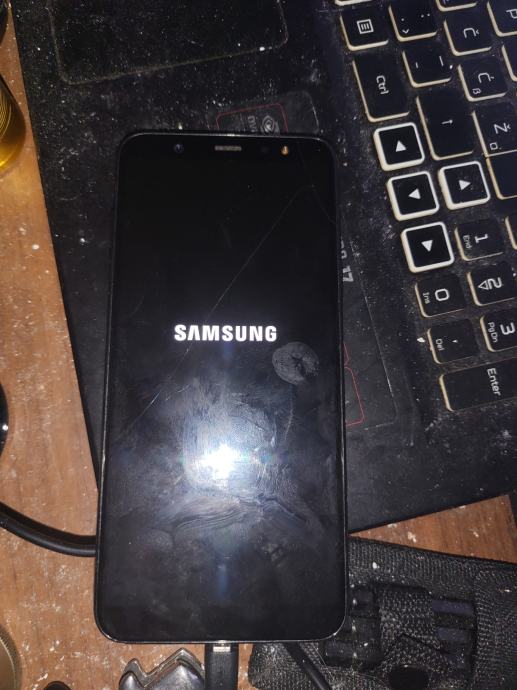 Samsung galaxy A6+ poškodovan ekran + tipka za vklop