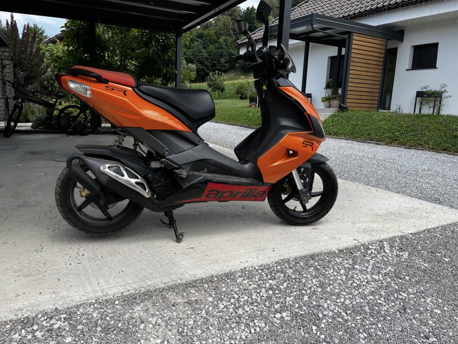 Aprilia SR 50 R 49 cm3, 2011 l.