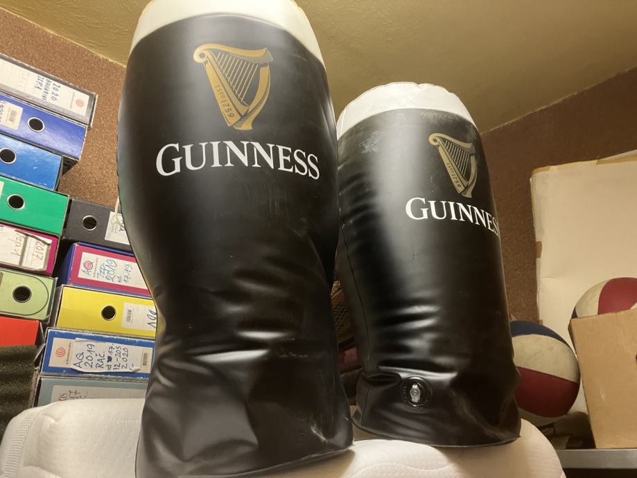 guinness, dva napihljiva kozarca