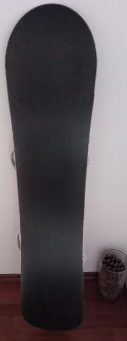 Snowboard 128 cm z vezmi