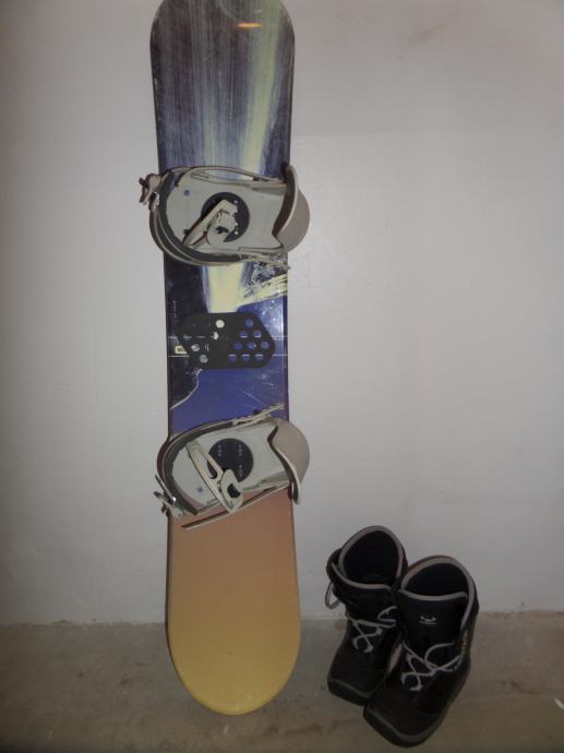 Snowboard (140 cm) + buci GOLTES, št. 40/41 (265 mm)