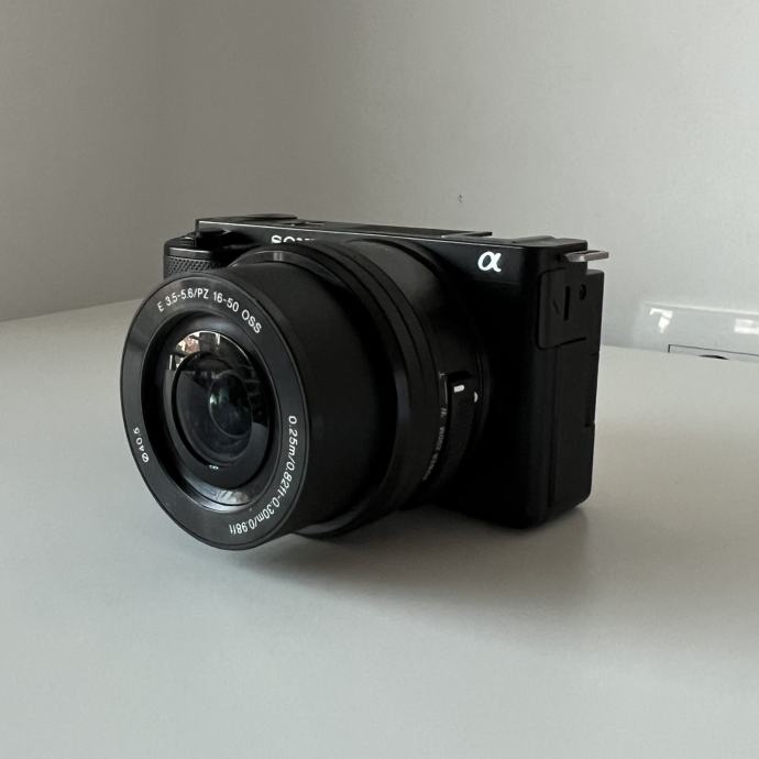 SONY ZV-E10 BREZZRCALNI FOTOAPARAT Z IZMENLJIVIM OBJEKTIVOM