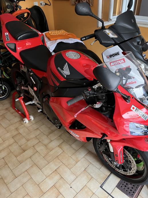 Honda CBR1000RR 1000 cm3 l. 2007, 2007 l.