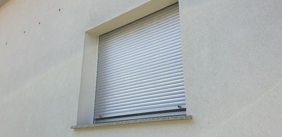 PVC okno AJM 157x160 dvokrilno z roleto in komarnikom