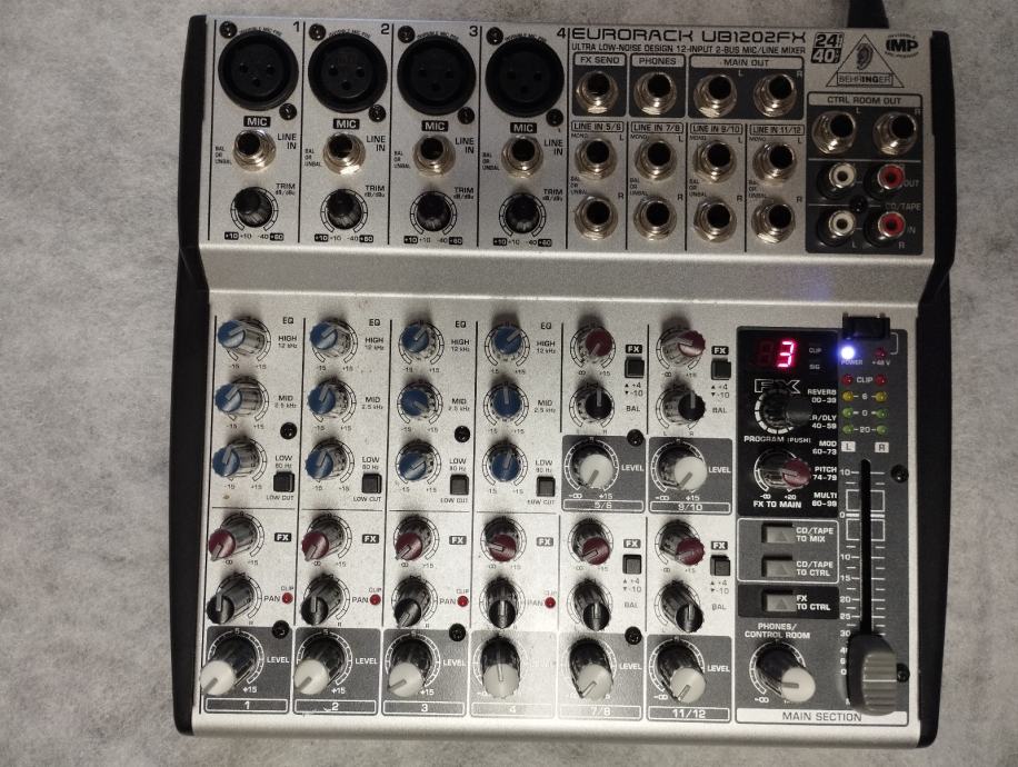 BEHRINGER EURORACK UB1202FX, mixer