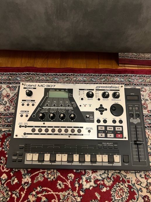 Roland MC-307 Classic Groovebox 2000s