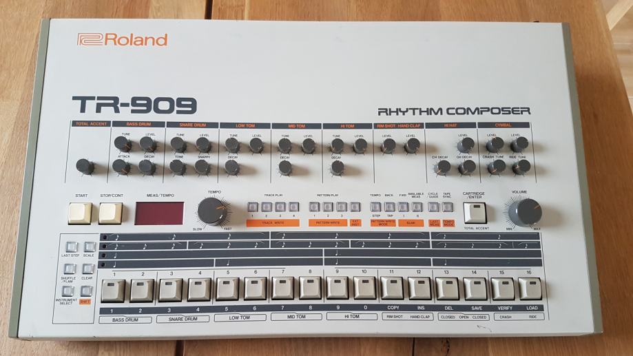 ROLAND TR-909