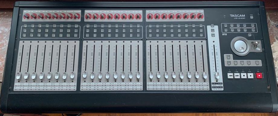 Tascam US-2400 DAW Controller , studijski kontroler mikser