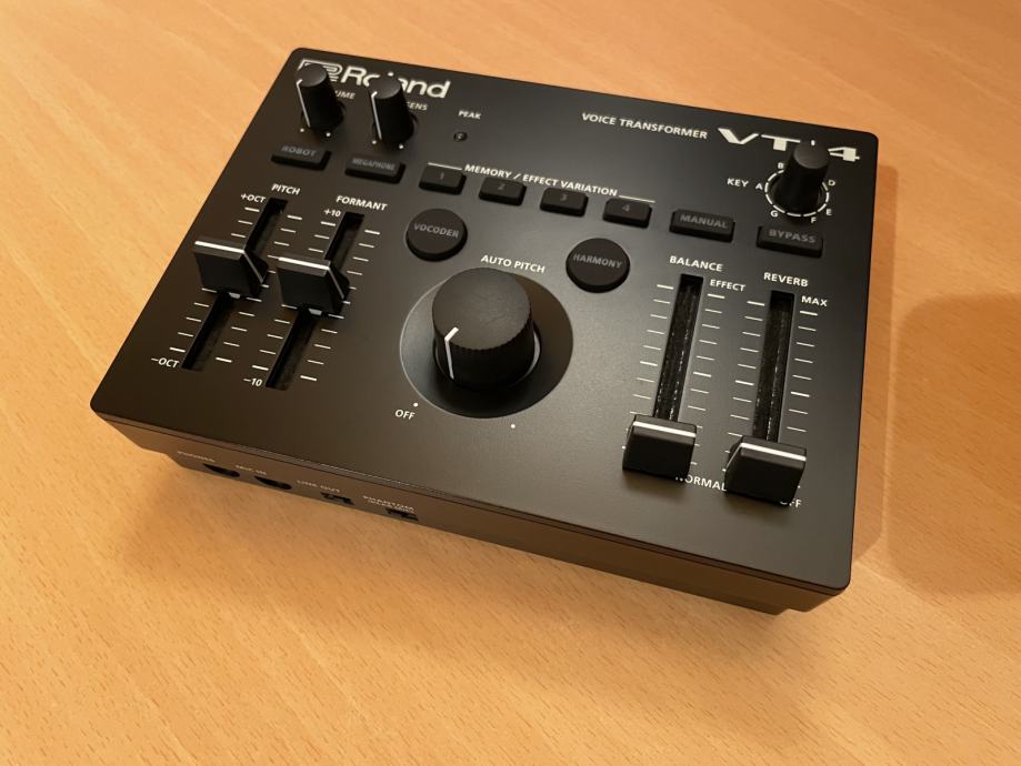 Vokalni efekt Roland VT-4 + decksaver