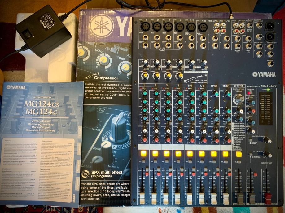 YAMAHA MG124CX mixer 12ch s SPX vokalnimi efekti, kot novi, 200€