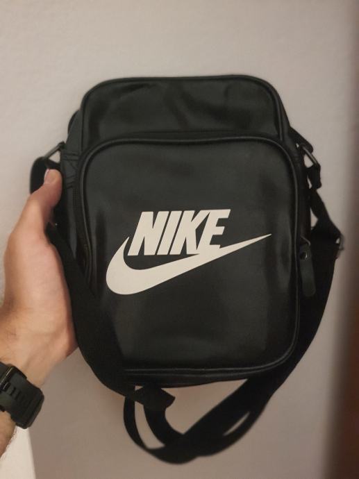 Črna Nike torbica za čez ramo