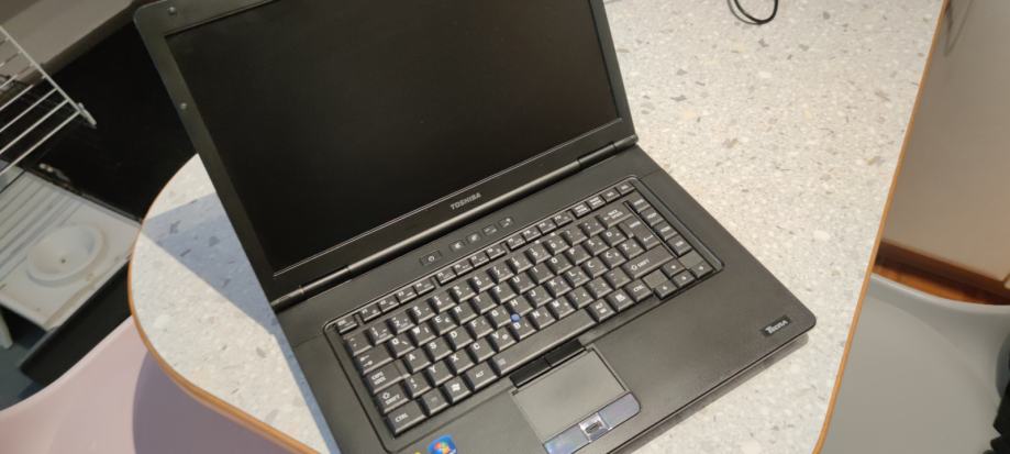 TOSHIBA TECRAA11.i3 M370,4gb ddr3 ,250hd-delujoč