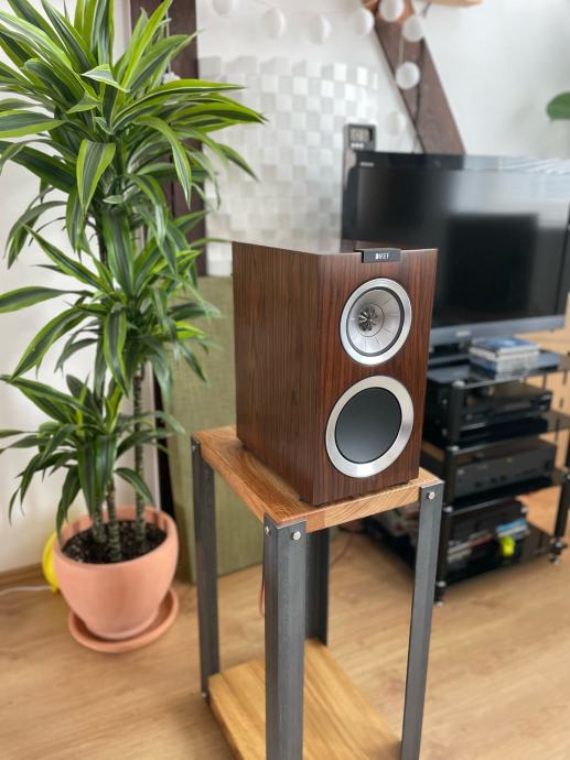 KEF R300