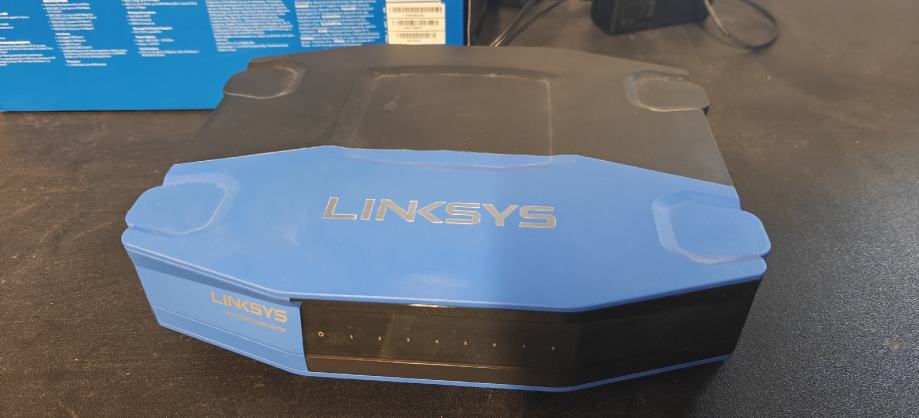 Brezžični usmerjevalnik - Router Linksys wrt 1900ac + switch 8 port