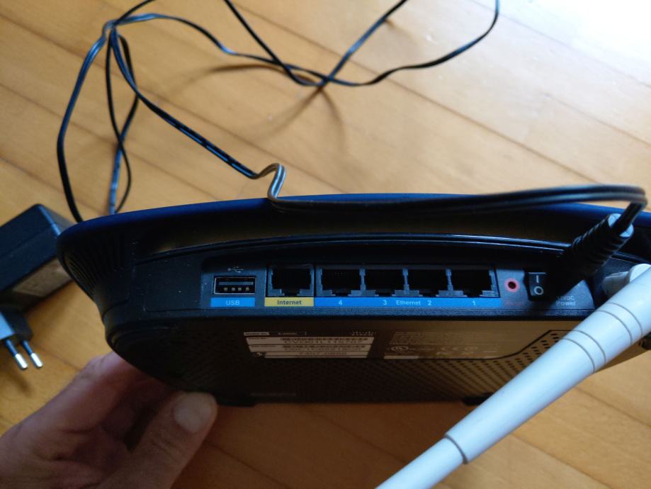 Cisco Linksys E3000 usmerjevalnik (router)