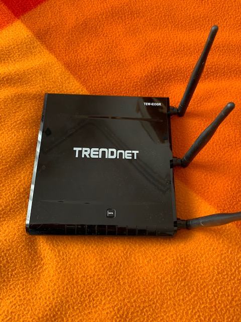 Prodam WI FI router Trendnet z ročno možnostjo izklopa WI-FI