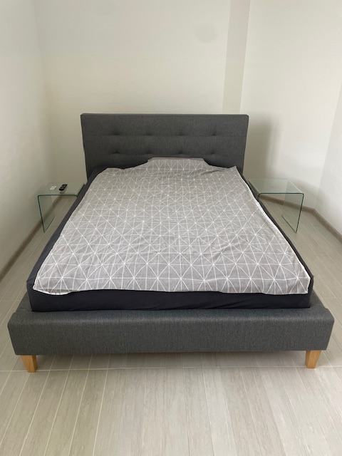 Vzmetnica 140x200 (130 €) in oblazinjena postelja + pod (190€).