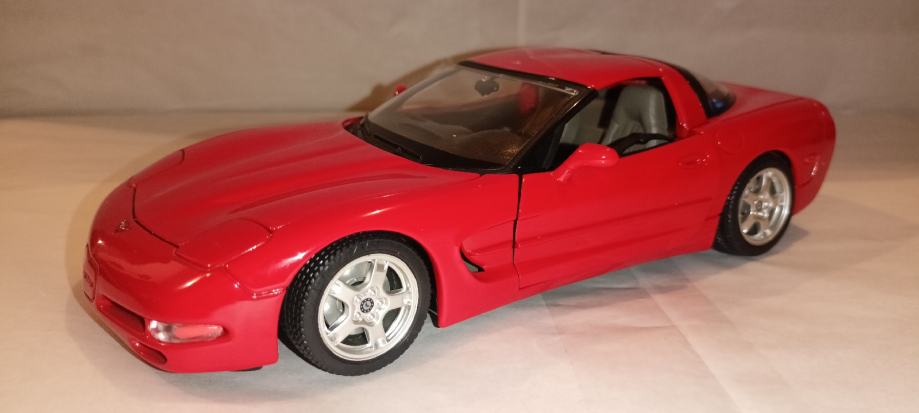 CHEVROLET - CORVETTE 1997
BURAGO 
Merilo 1:18