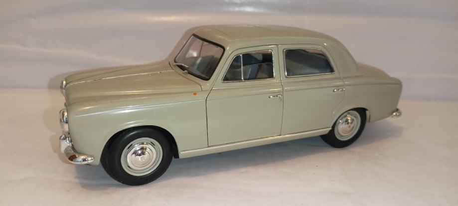 PEUGEOT - 403 BERLINE GRAND LUXE 8CV
SOLIDO
1:18