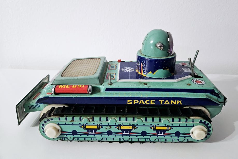 STARINSKA PLEHNATA IGRAČA SPACE TANK