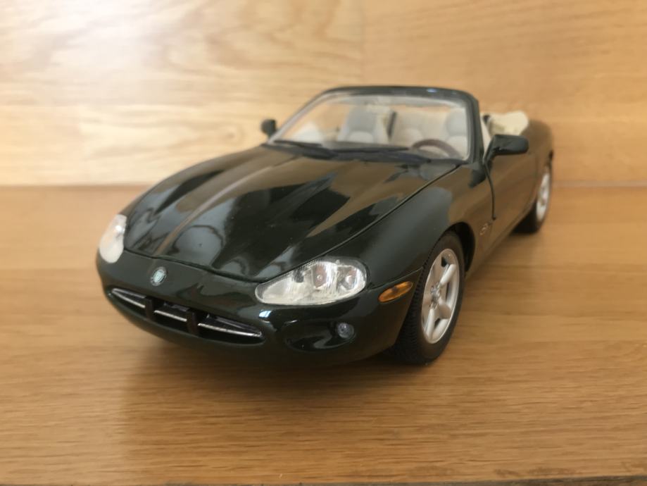 Jaguar XK8 Cabrio (1996) 1:18