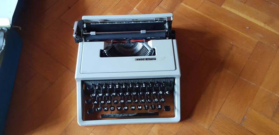 Pisalni stroj Olivetti Dora